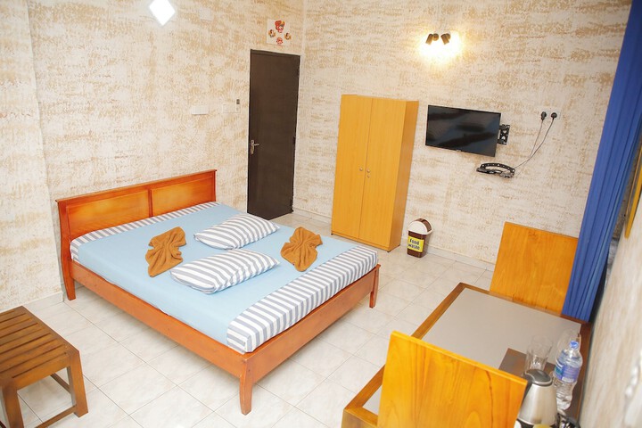 Room 6 of 25