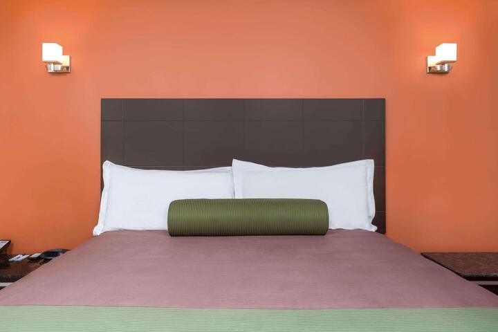 1 Queen Bed (13 of 32)