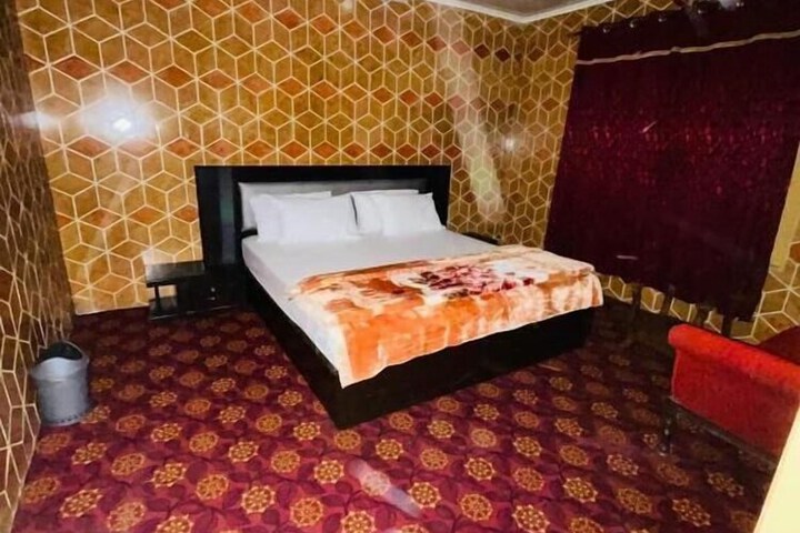 Room 7 of 9