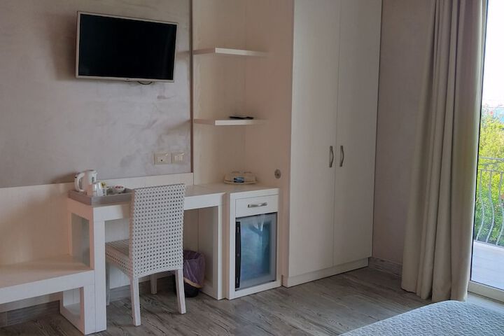 Room 34 of 183
