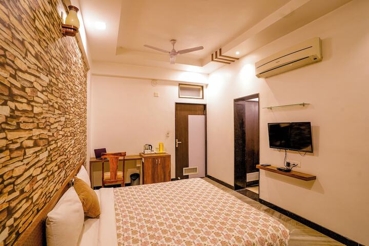 Room 6 of 33