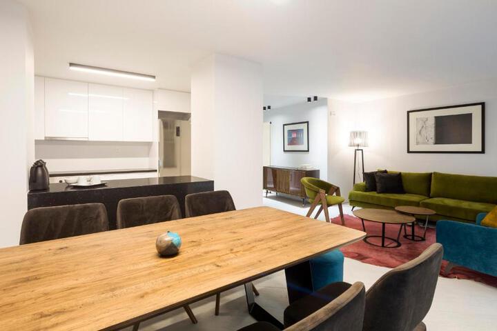Lounge 3 of 23