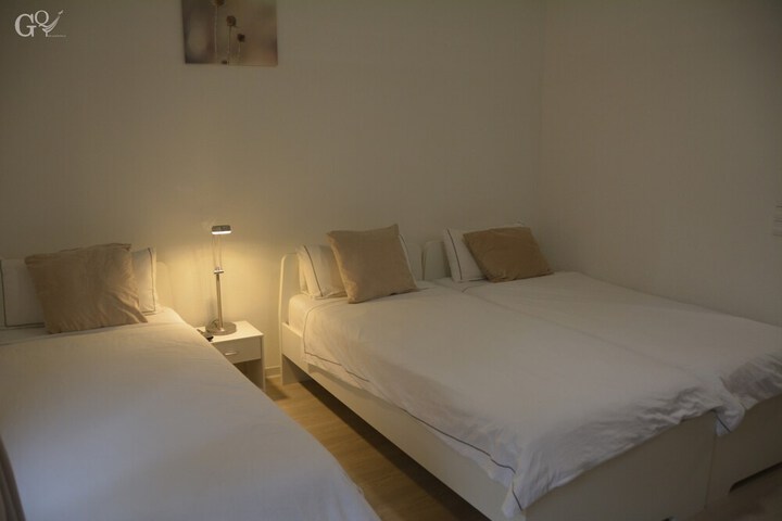 Room 10 of 80
