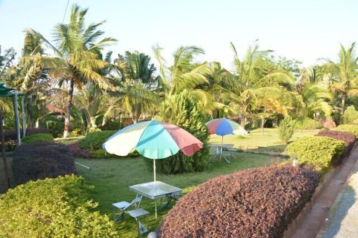 Hotel Exterior 12 of 14