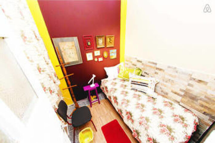 Room 6 of 12