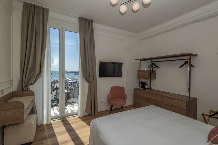 Room 12 of 118