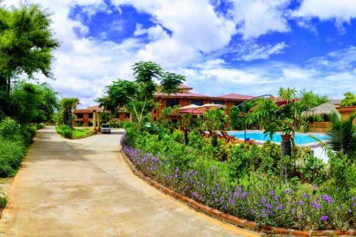 Hotel Exterior 23 of 24
