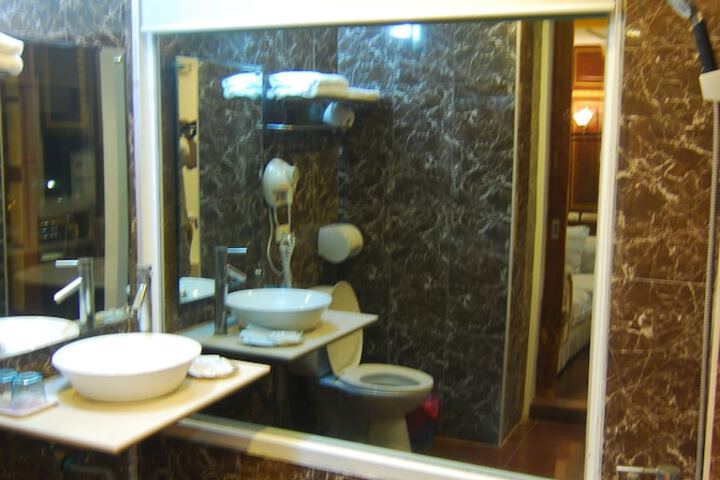 Room 6 of 84