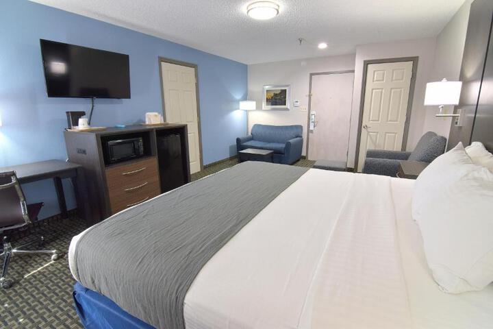 1 King Bed Ground Floor Flat Screen Television High Speed Internet Accessible Microwave (1 of 15)