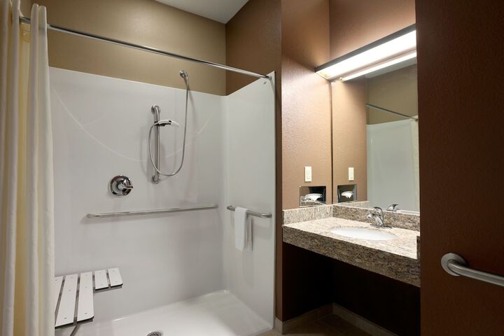 1 Queen Bed Roll in Shower (7 of 14)