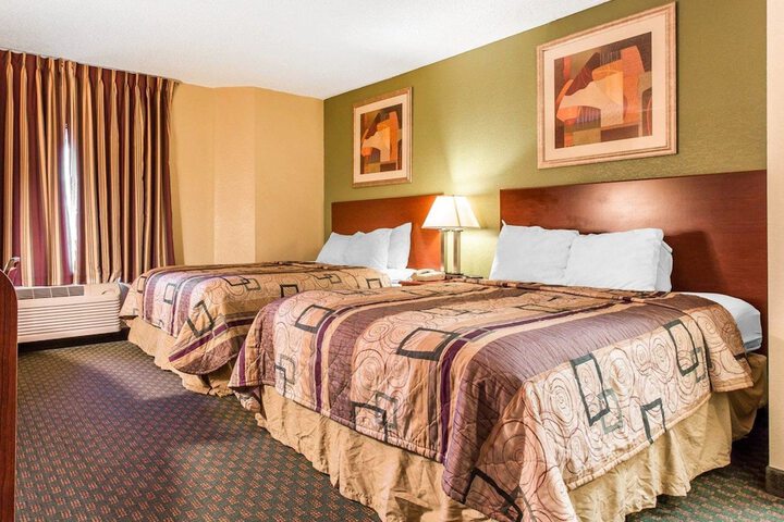 1 Queen Bed Accessible (2 of 12)