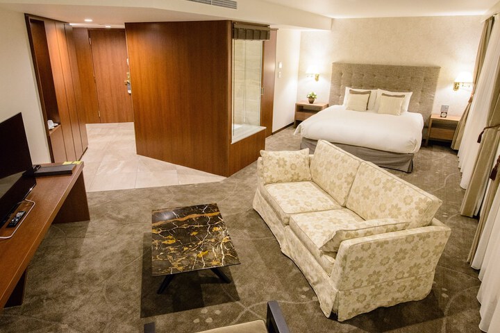 Room 10 of 96
