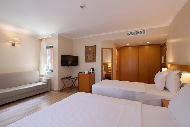 Room 40 of 203