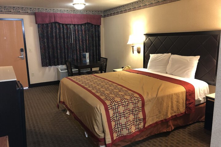 1 King Bed (2 of 15)