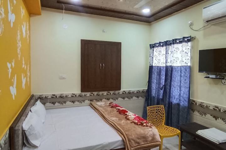 Room 9 of 12