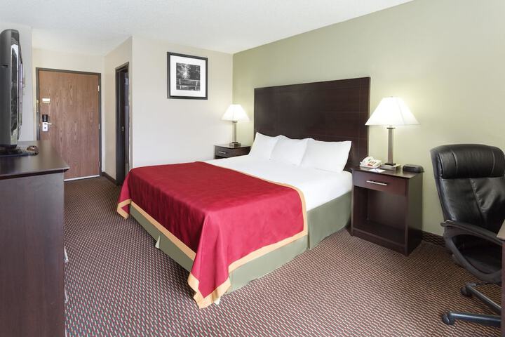 1 King Bed (1 of 13)