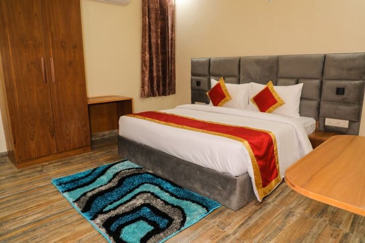 Room 5 of 40