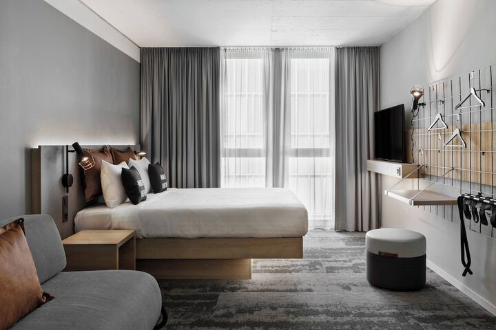 Room 17 of 33