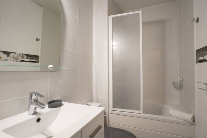 Room 6 of 14