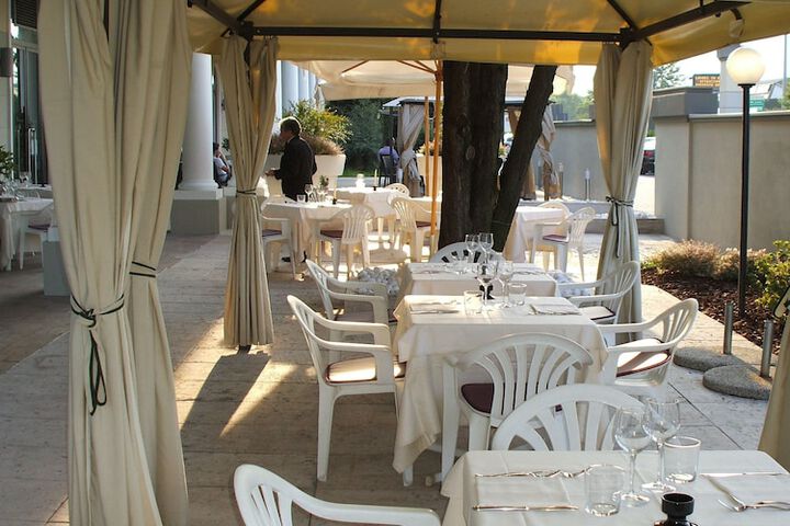Dining 80 of 82