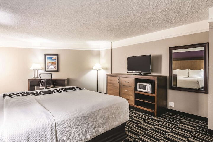 1 King Bed Mobility Hearing Impaired Accessible Room Bathtub with Grab Bars (6 of 20)