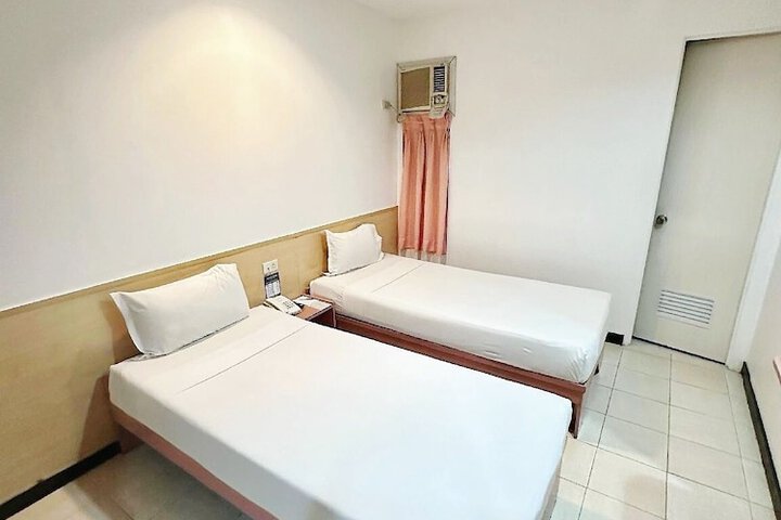 Room 7 of 33