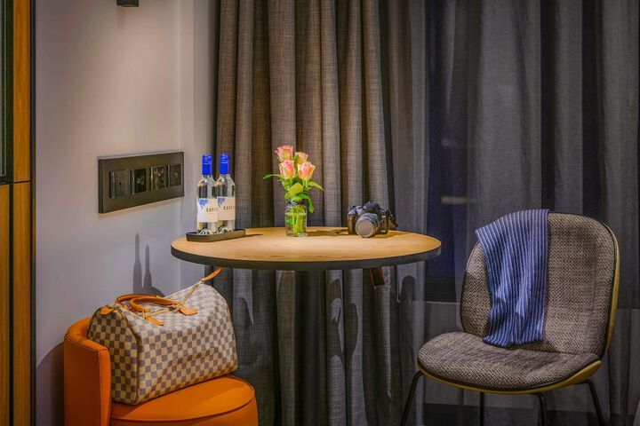 Room 21 of 172