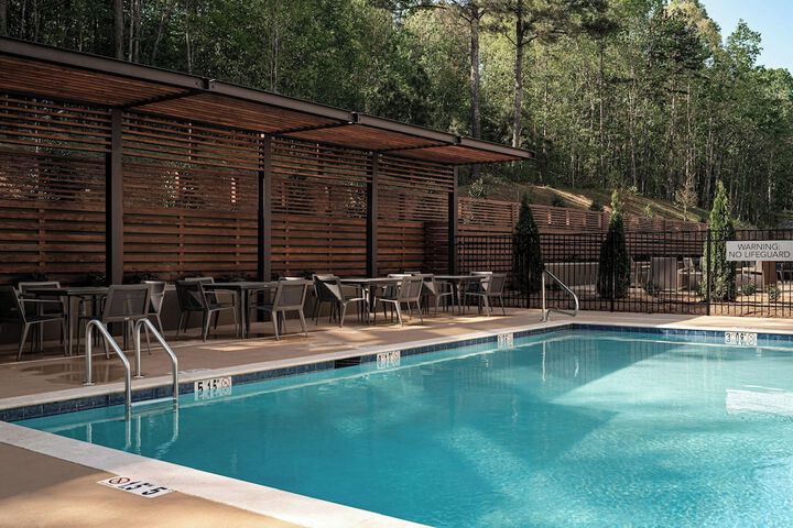 Swimming pool at Courtyard by Marriott Cleveland TN