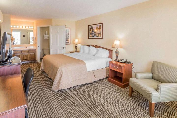 1 King Bed (5 of 7)