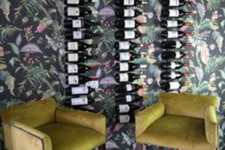 Lounge 15 of 28