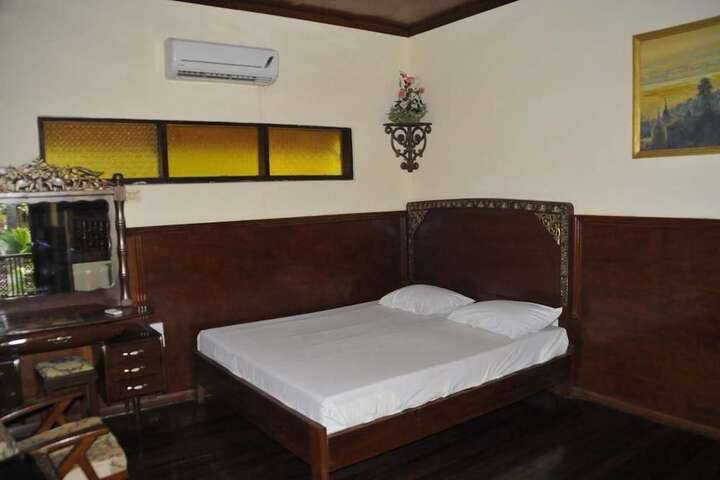 Room 10 of 28