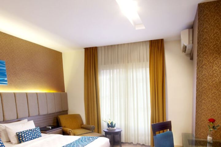 Room 9 of 37