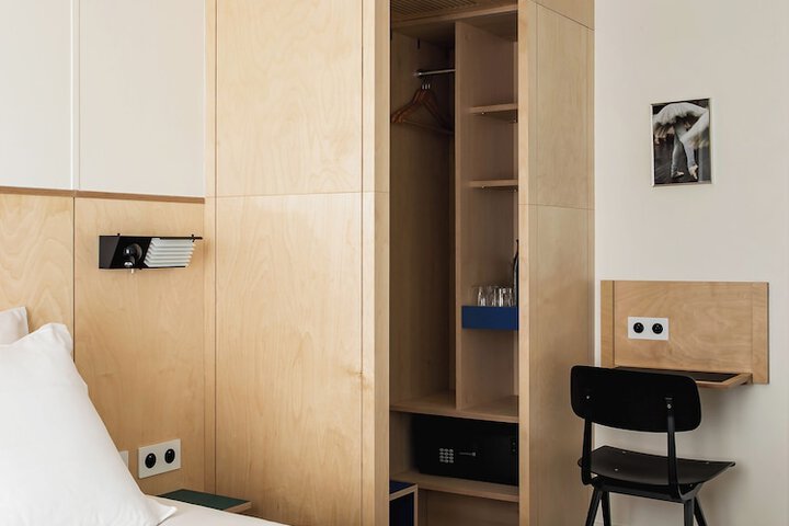 Room 33 of 64