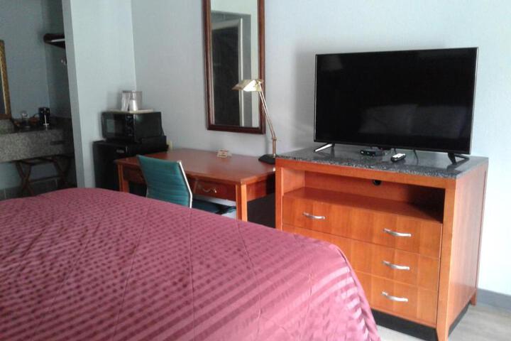 1 King Bed (5 of 10)