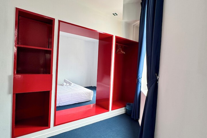 Room 46 of 122