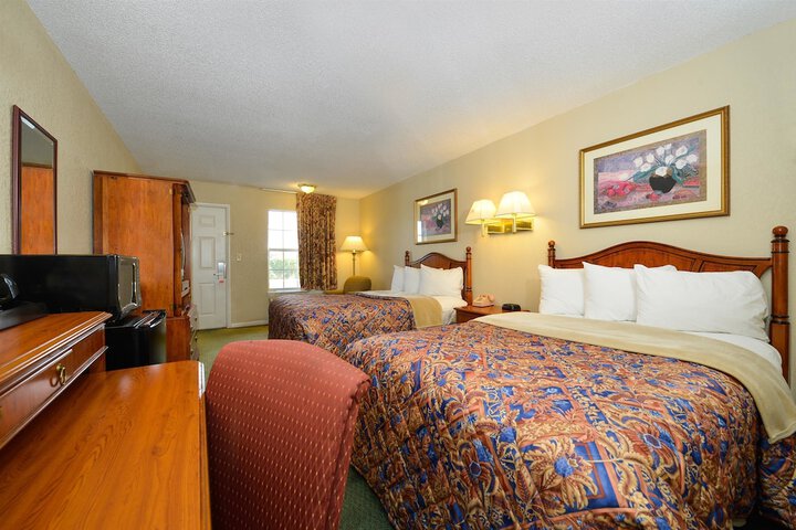 1 King Bed (2 of 4)