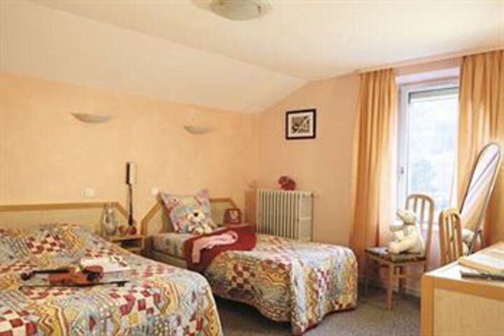 Room 2 of 8