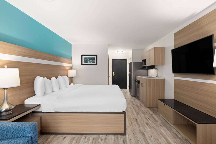 1 King Bed 1 Sofa Bed Kitchenette (5 of 17)
