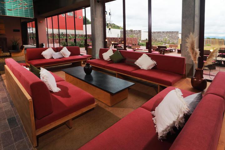Lounge 103 of 137