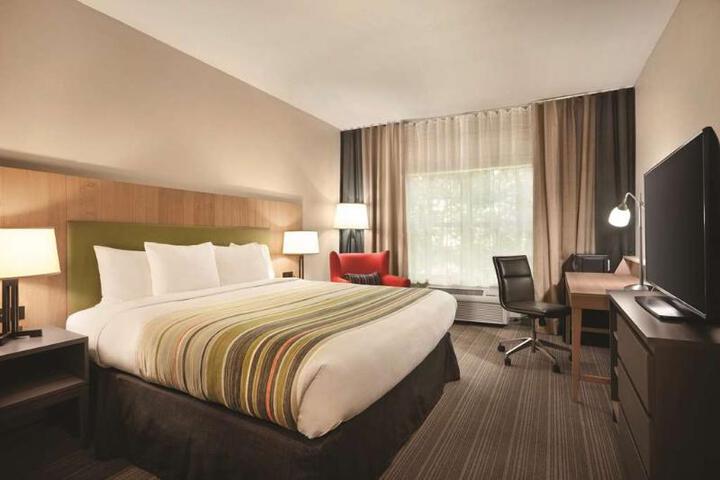 1 King Bed Accessible (4 of 10)