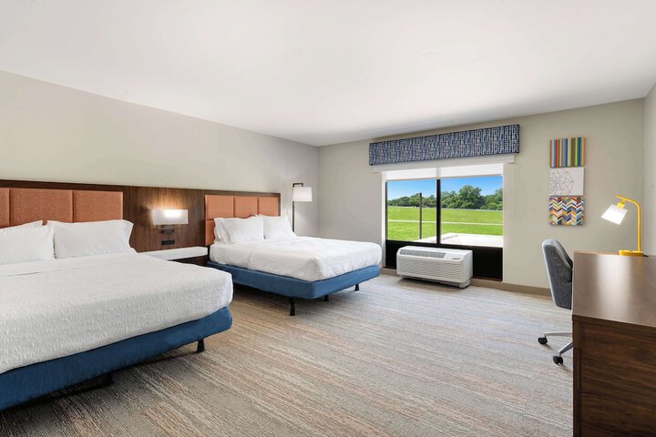 2 Queen Beds Beds Accessible (2 of 14)