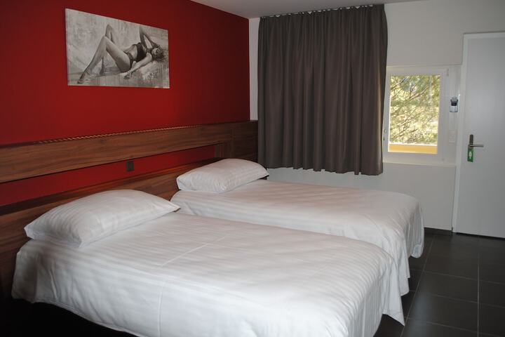 Room 27 of 77