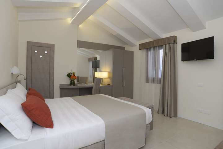 Room 9 of 51