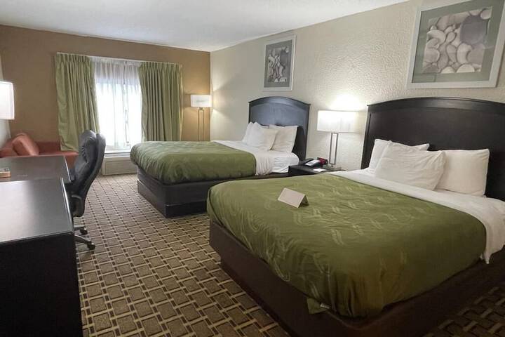 2 Queen Beds (3 of 3)