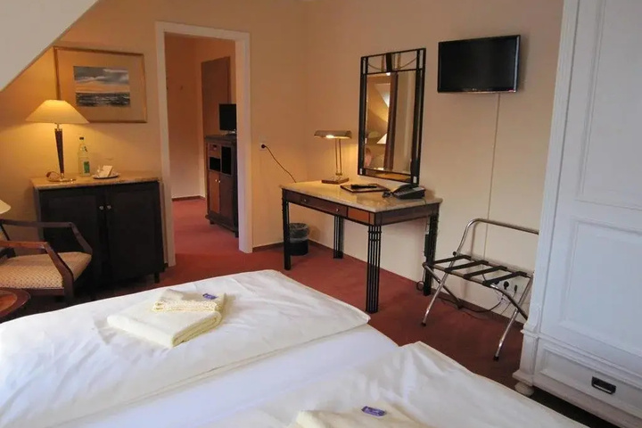 Room 5 of 16