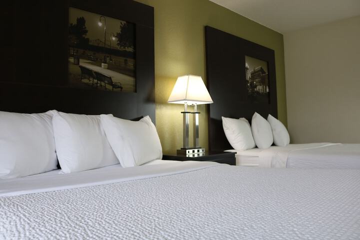 1 Queen Bed (15 of 23)