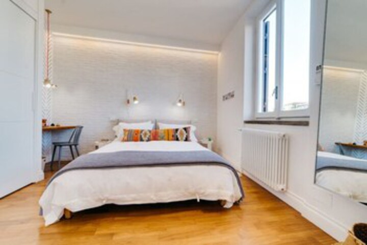 Room 5 of 18