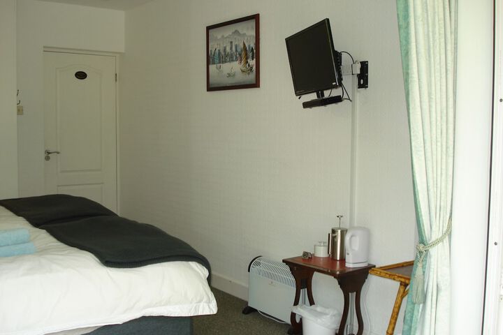 Room 6 of 12