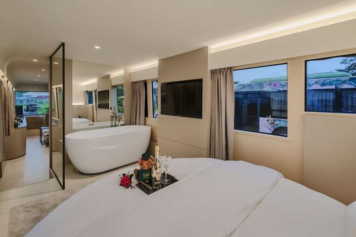 Room 8 of 11