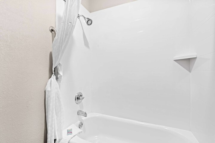 1 King Accessible Comast Bathtb Work Micmin Full Breakfast (13 of 21)